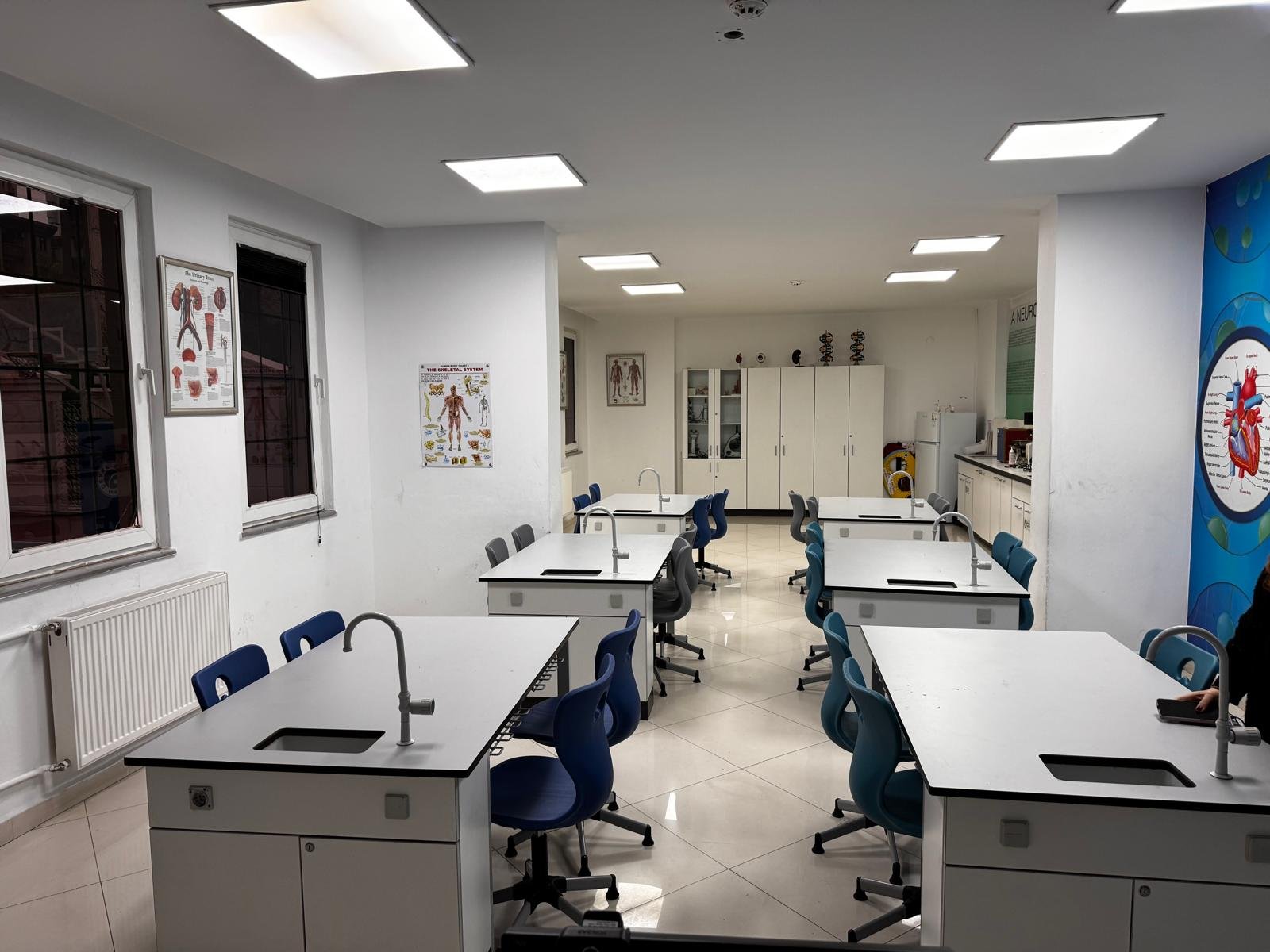 Çevre Koleji İstanbul – Grup Çalışma Masası ve Döner Monoblok Öğrenci Sandalyesi