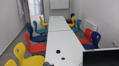 Şehit Murat Özkozanoğlu Kütüphanesi – Monoblok Sandalye ve Yeşil Kütüphane Masası